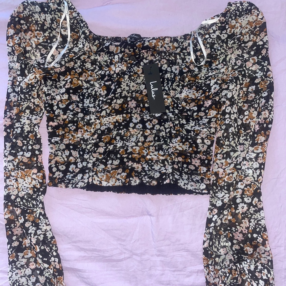 Never worn lulus long sleeve printed crop top.
